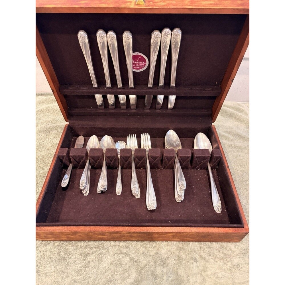 42 Pc 1847 Rogers Brothers Daffodil Silver Plated Flatware Set & Naken Case